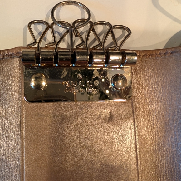 Gucci Guccissima Embossed Metallic Leather Key Holder with Gold Heart Snap - Picture 7 of 8